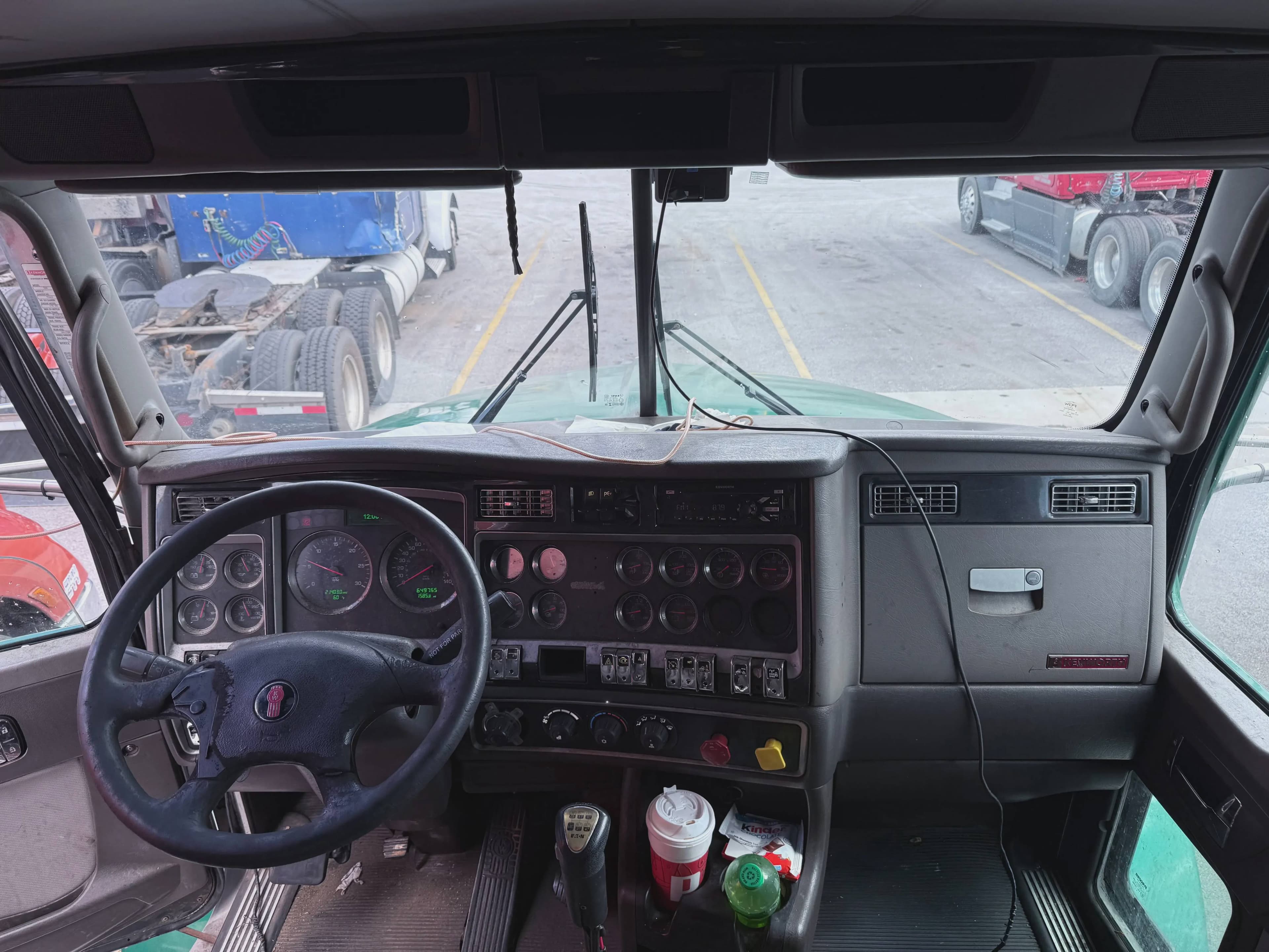2015 Kenworth T8 Series image 6