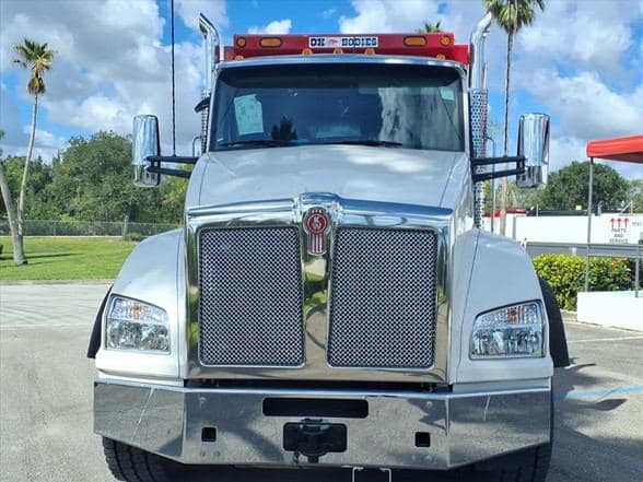 2025 Kenworth T880 image 2