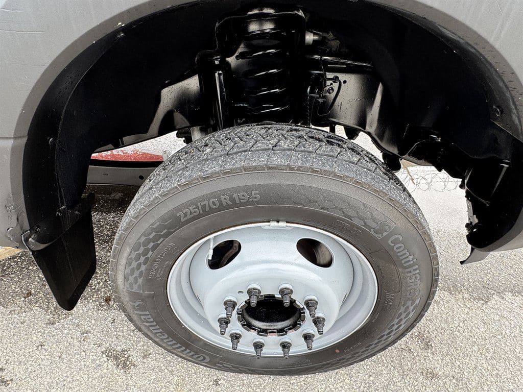 2017 Ford F550 image 39