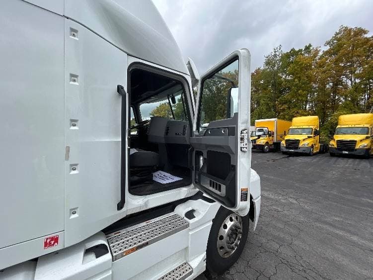 2022 Mack Anthem Sleeper Semi Truck - 70" Integral Sleeper, MP8 445HP, 12 Speed Automatic image 6