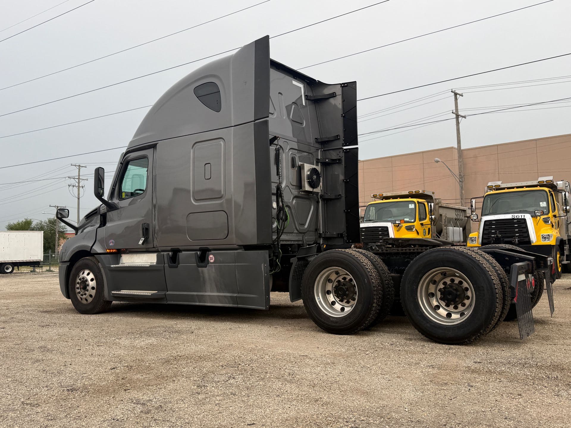 2022 Freightliner - 428k - Just 10,675 Hours - 455HP! image 3