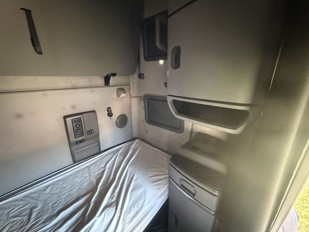 Used 2023 VOLVO VNL64T760 image 21