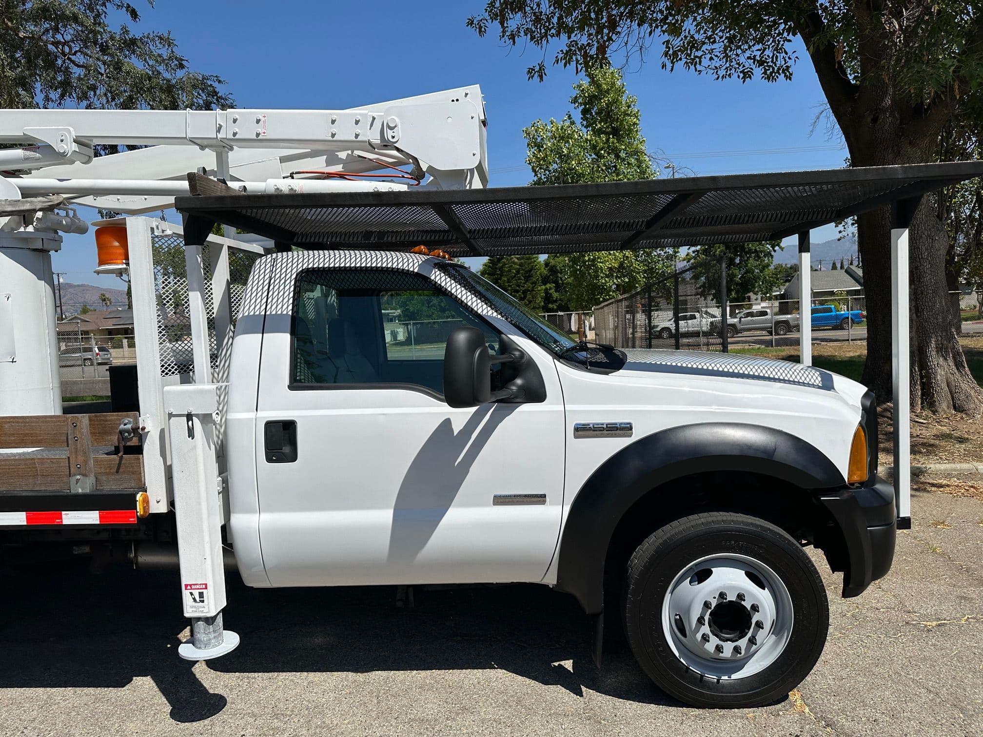 2007 Ford F-550 Bucket Truck image 12