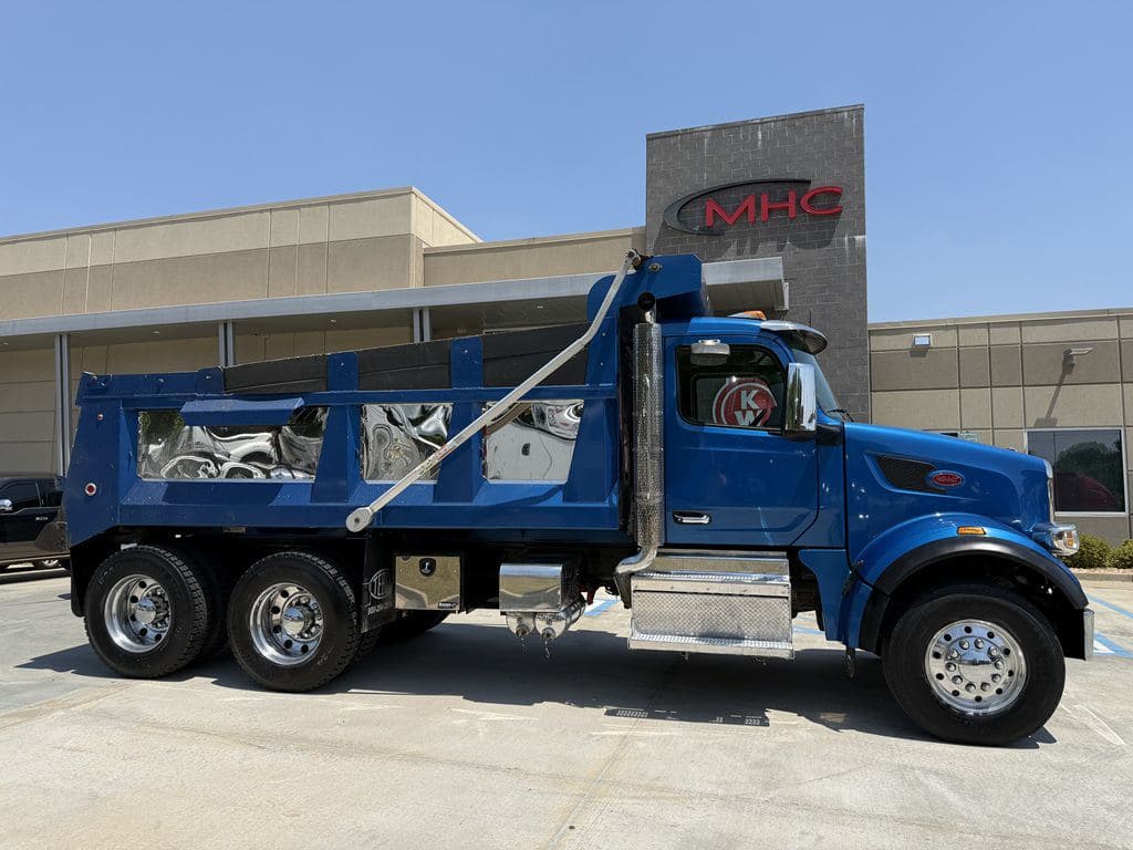 Used 2025 PETERBILT 567 image 2