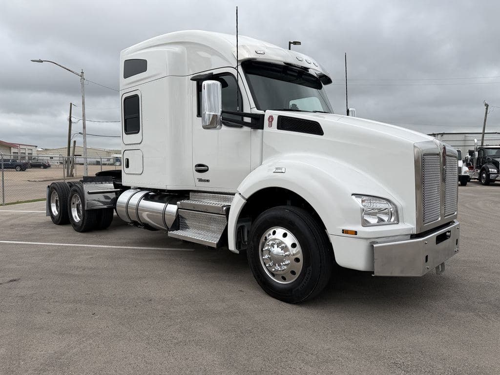 Used 2024 KENWORTH T880 image 1