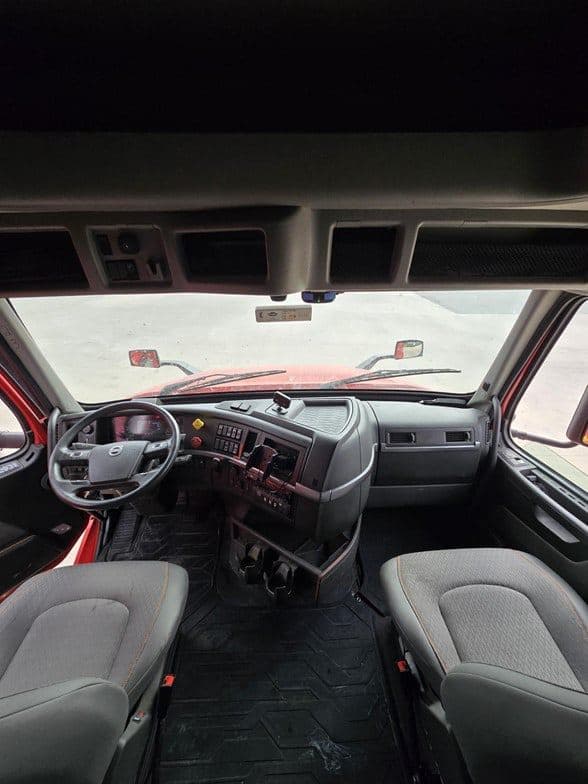 2023 Volvo VNL64T760 image 10
