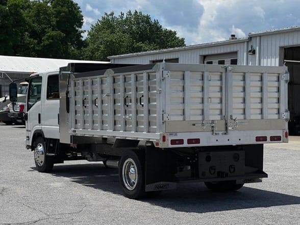 2024 Isuzu NRR image 17