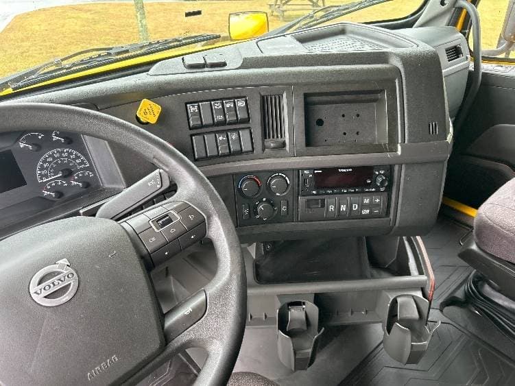 2022 Volvo VNL64760 image 5