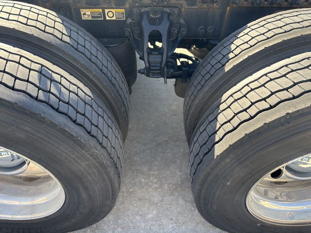 Used 2024 PETERBILT 579 image 4