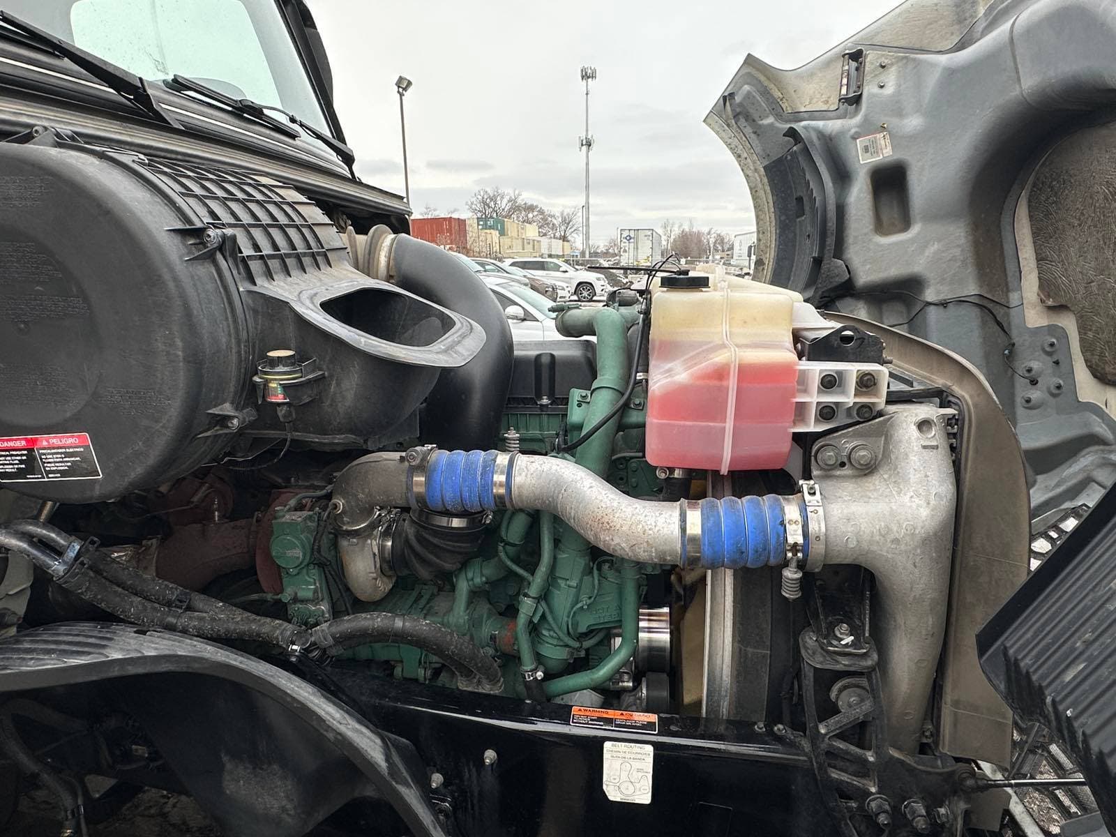 2023 Volvo VNL image 3