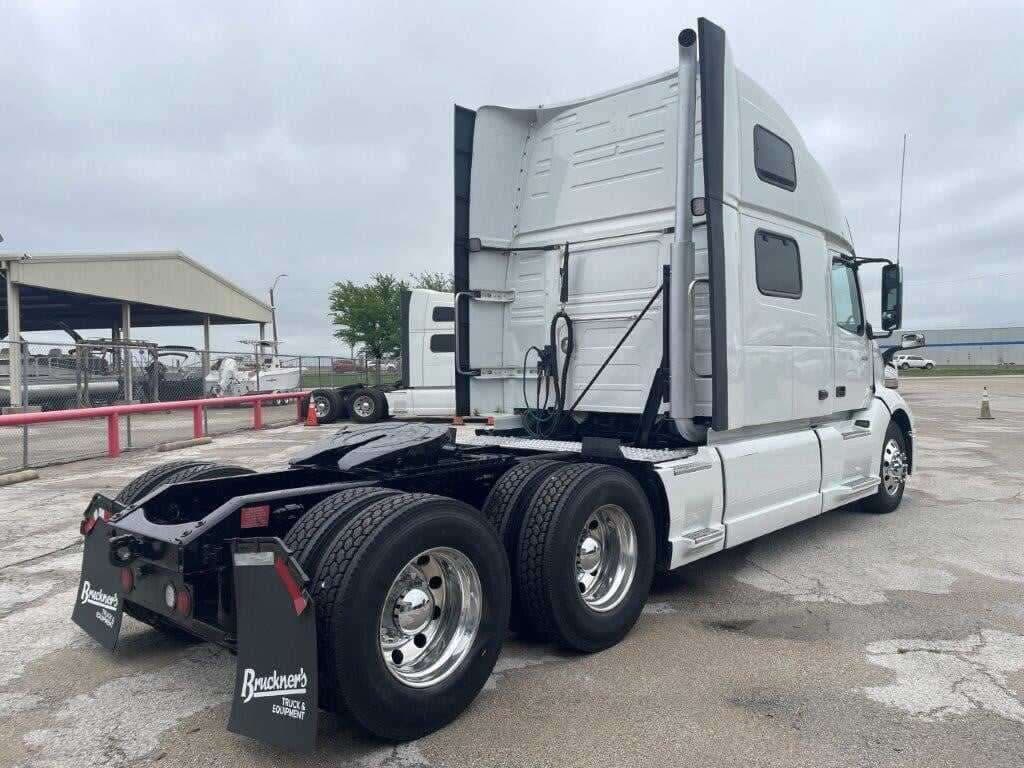 2022 Volvo VNL image 5