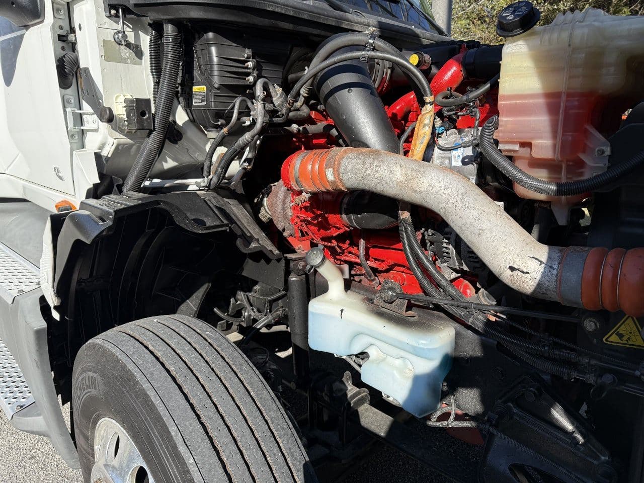 2018 International LT625 image 20