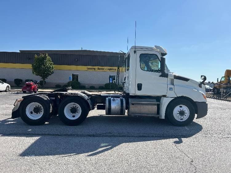 2019 Freightliner Cascadia 126 Day Cab Truck - 435HP, 10 Speed Manual image 8