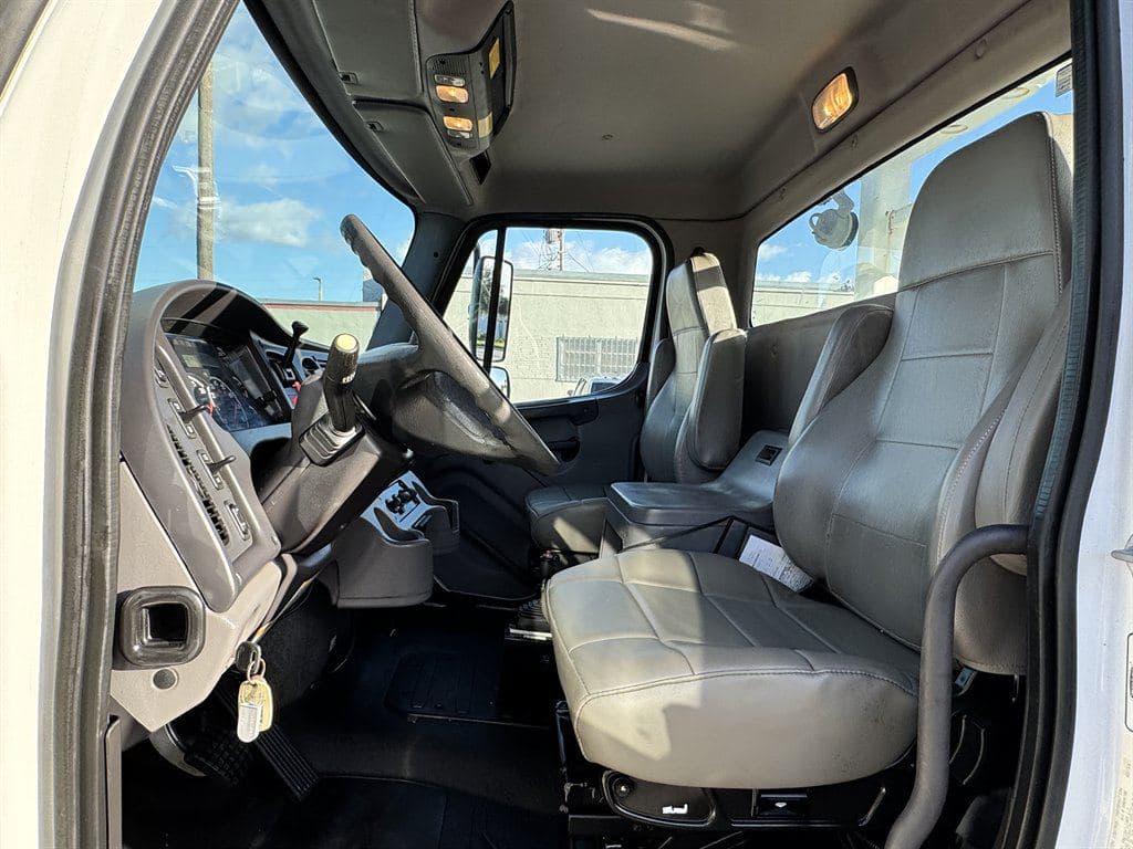 2015 Freightliner M2 106 image 57