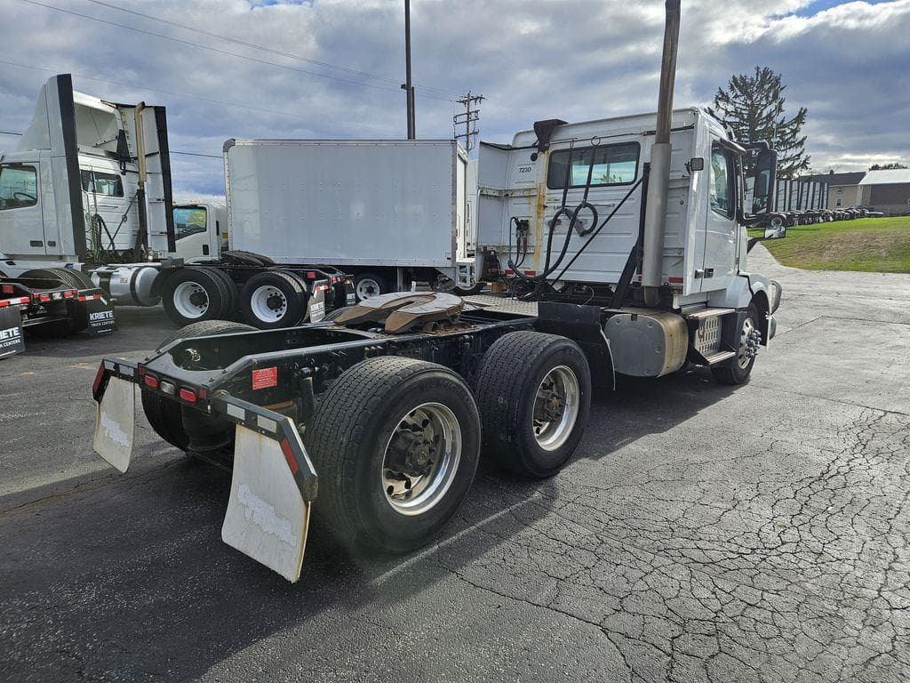2017 Volvo VNL image 5