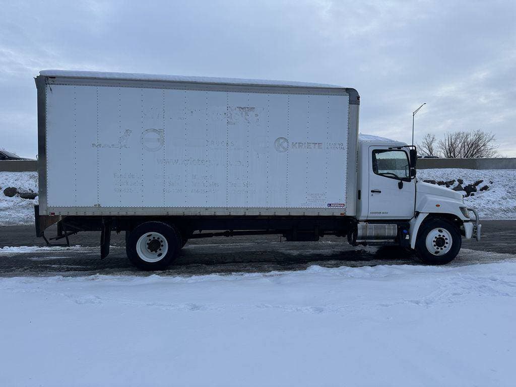 2017 Hino 268A image 6