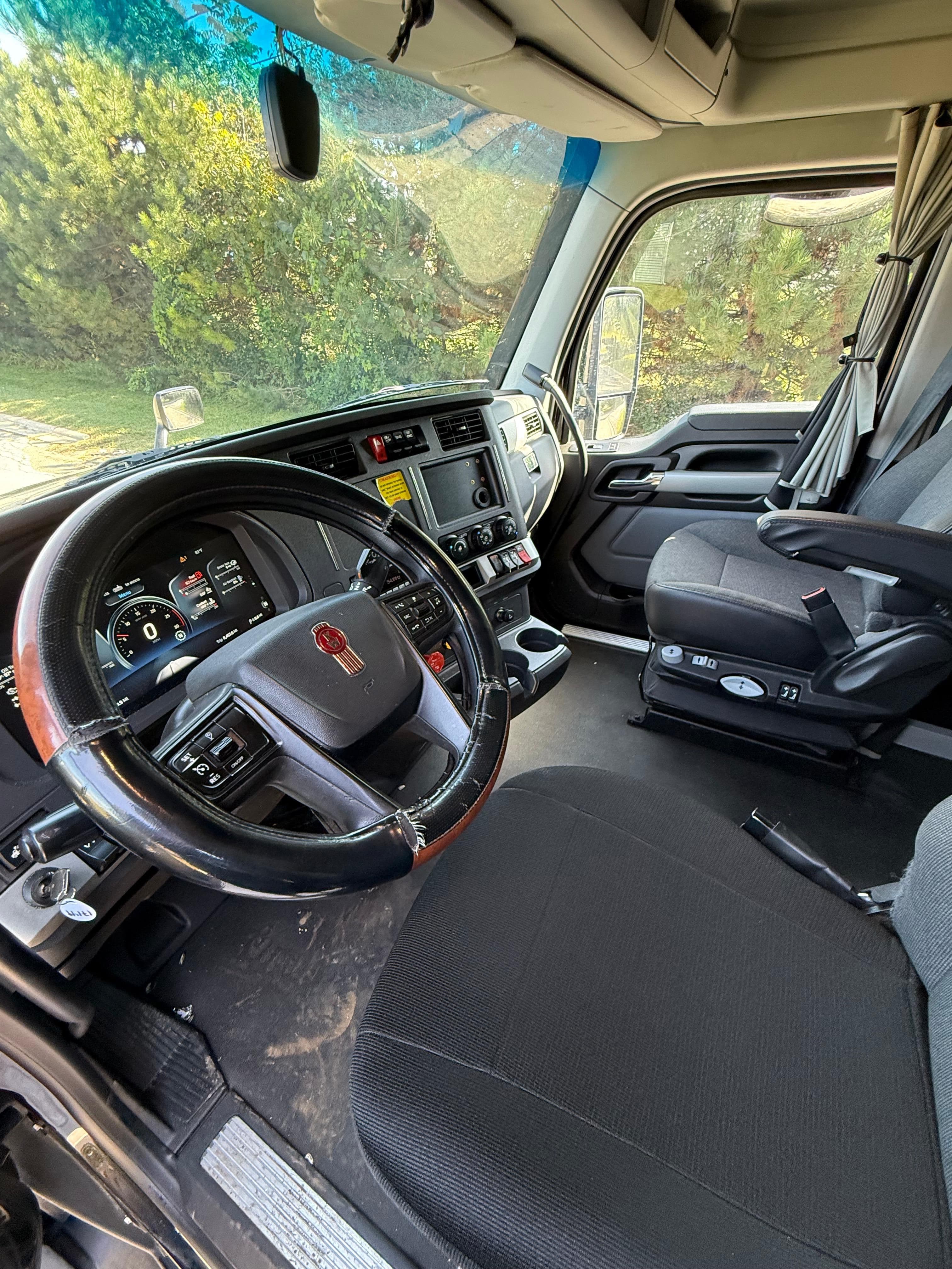 2022 Kenworth T680 image 10