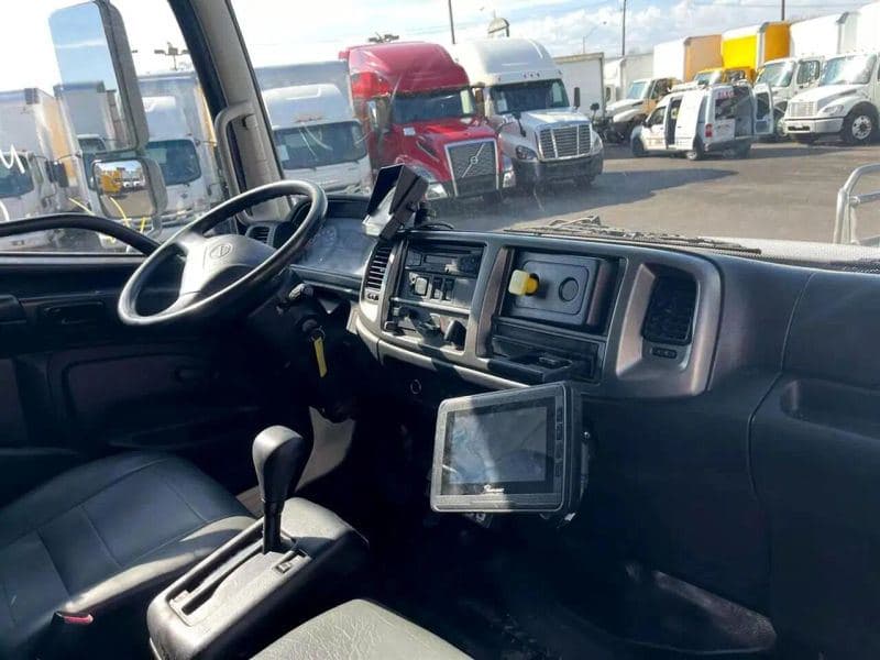 2015 Hino 268 image 15