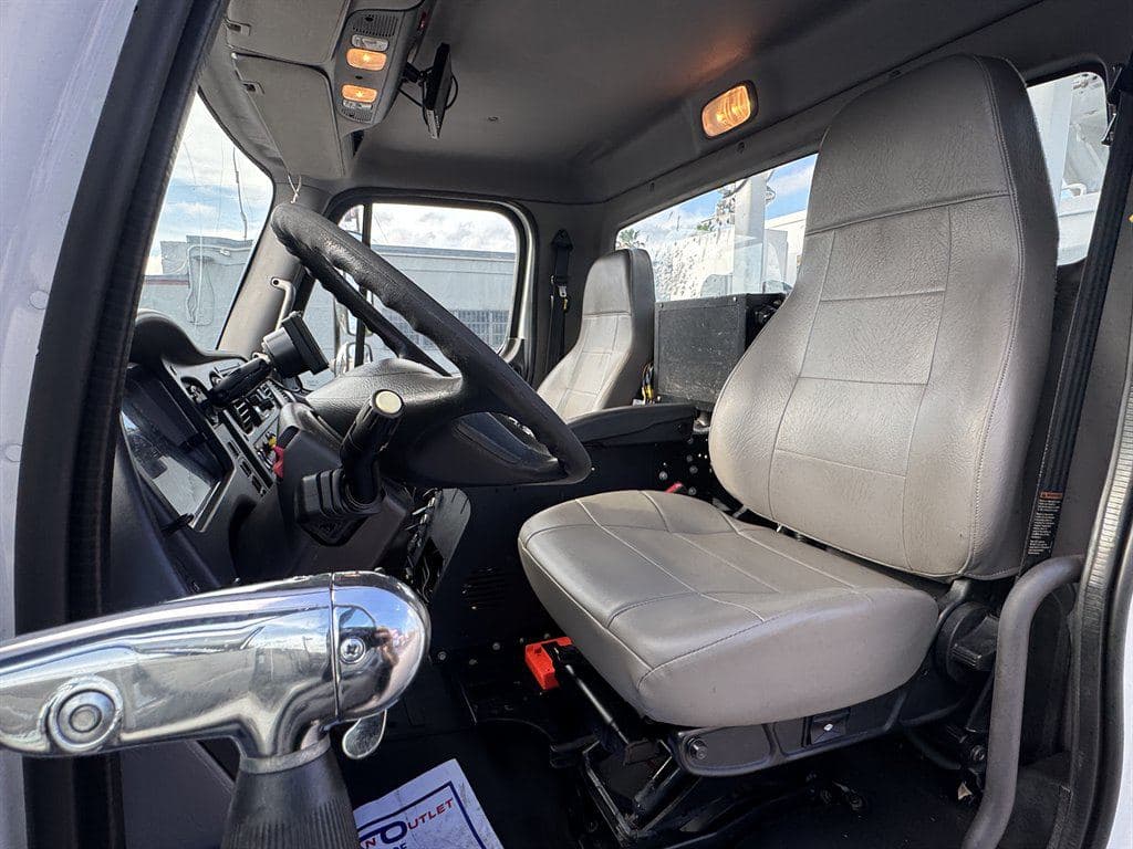2018 Freightliner M2-106 image 65