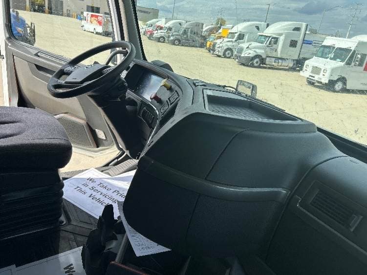 2023 Volvo VNL image 6