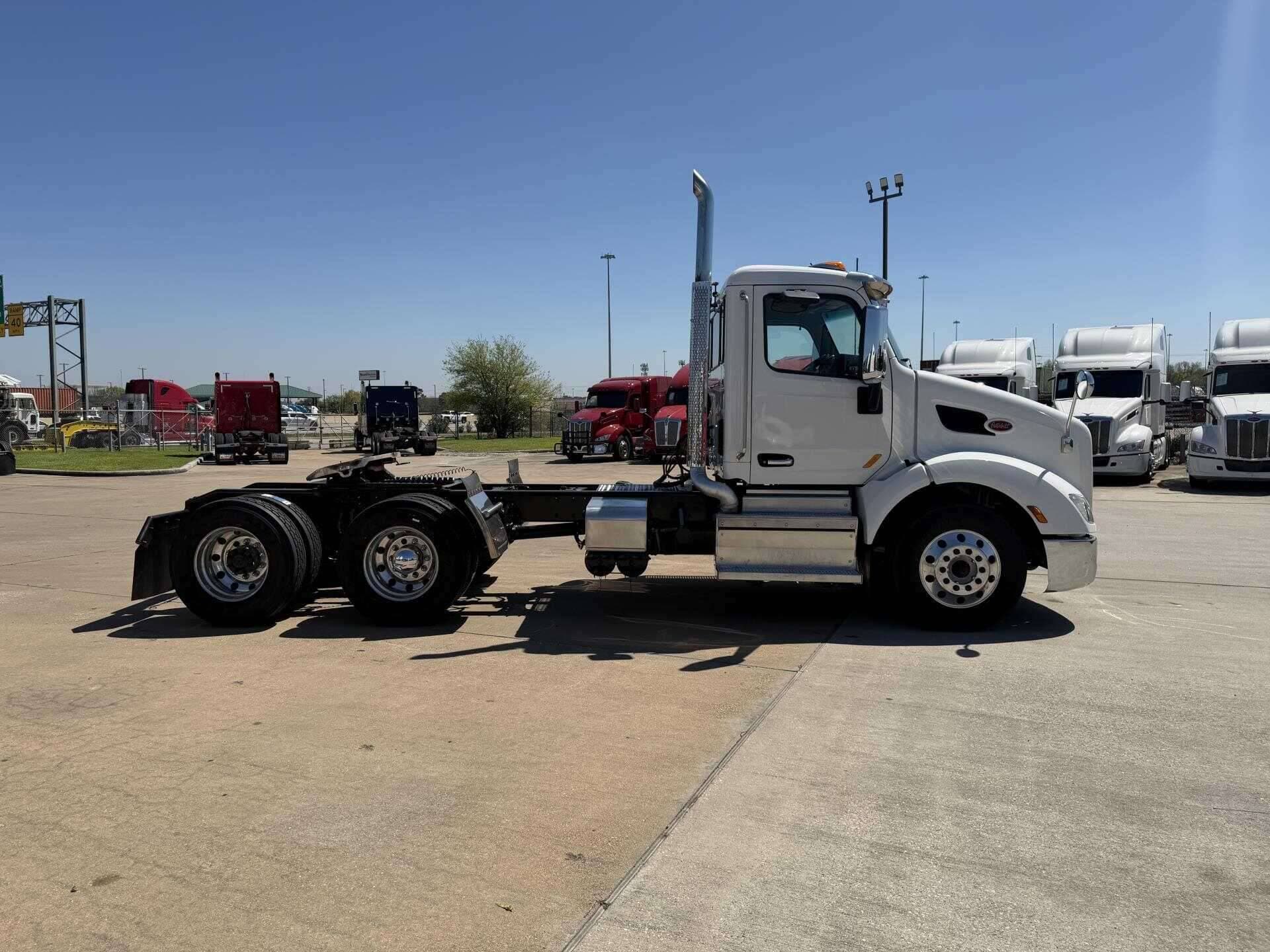 2021 Peterbilt 579 image 3