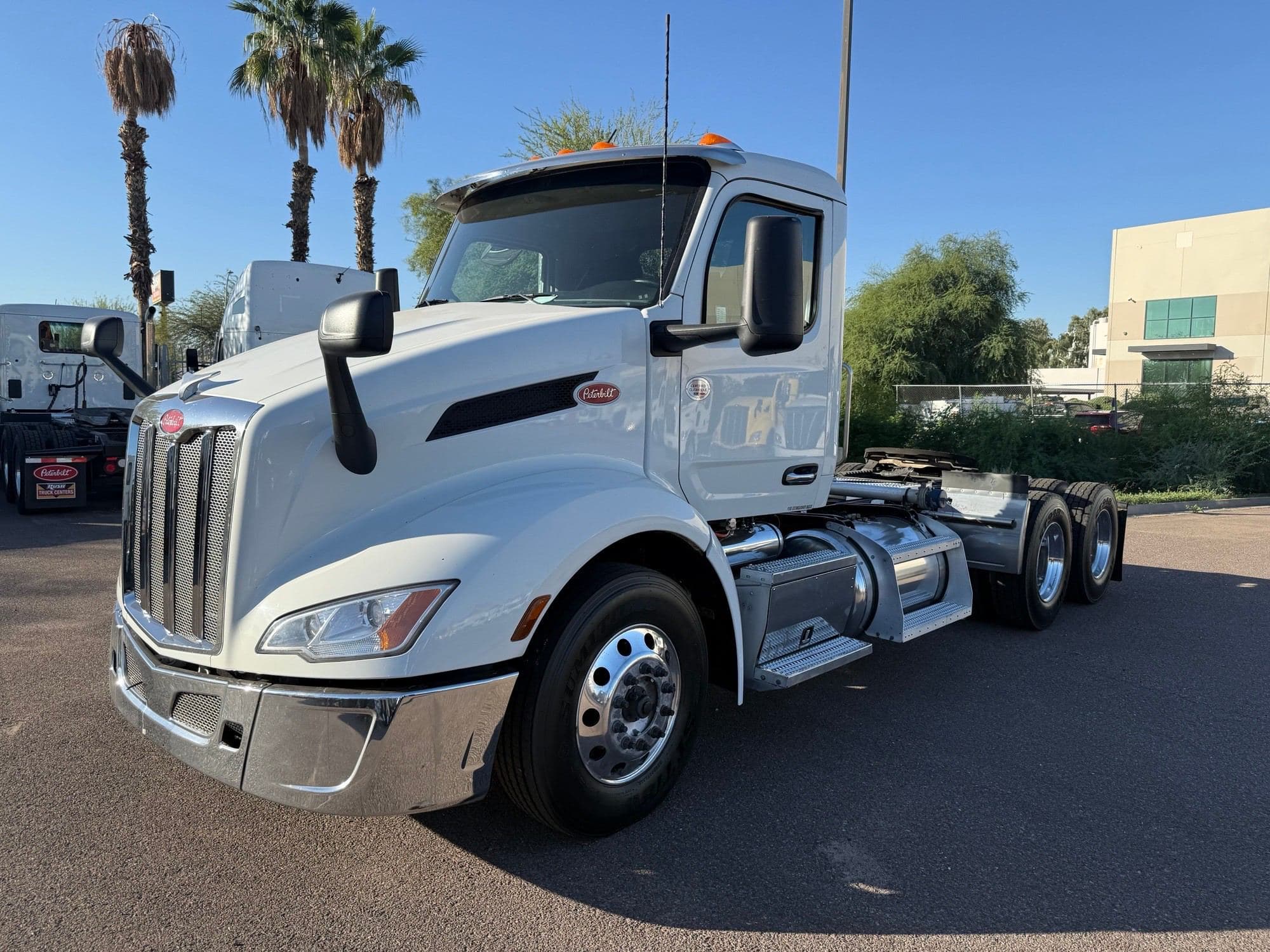 2023 Peterbilt 579 image 1