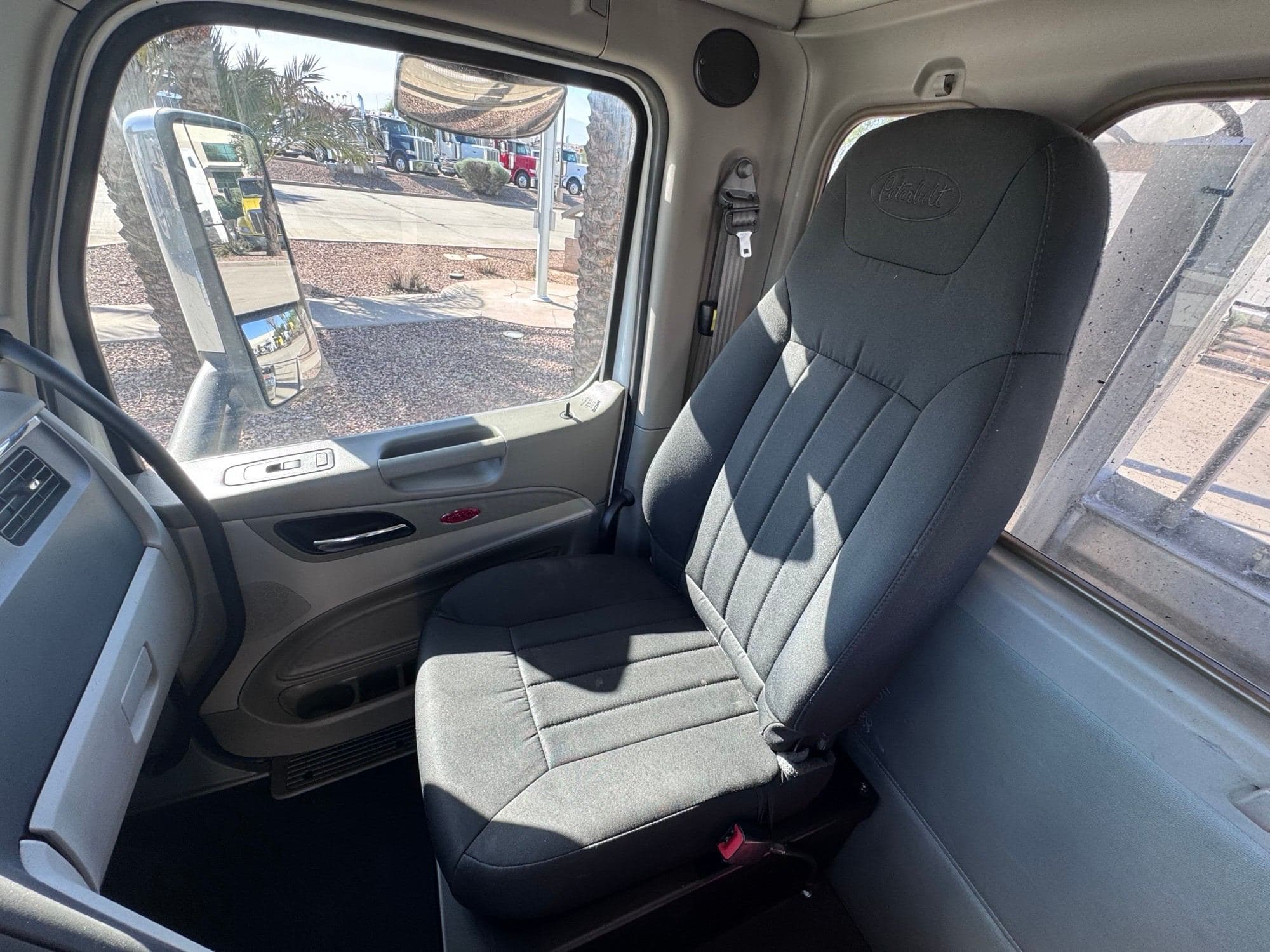 2020 Peterbilt 579 image 9