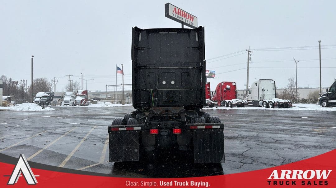 2022 International LT625 image 8