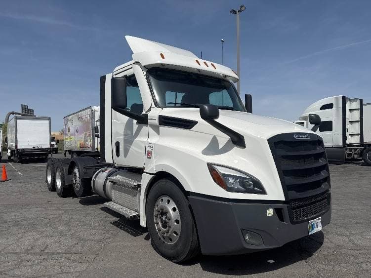 2021 Freightliner Cascadia image 1