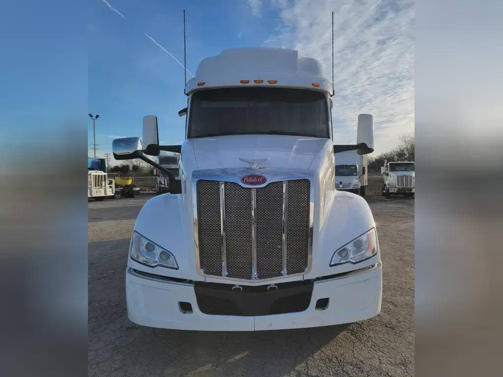 2022 Peterbilt 579 image 4