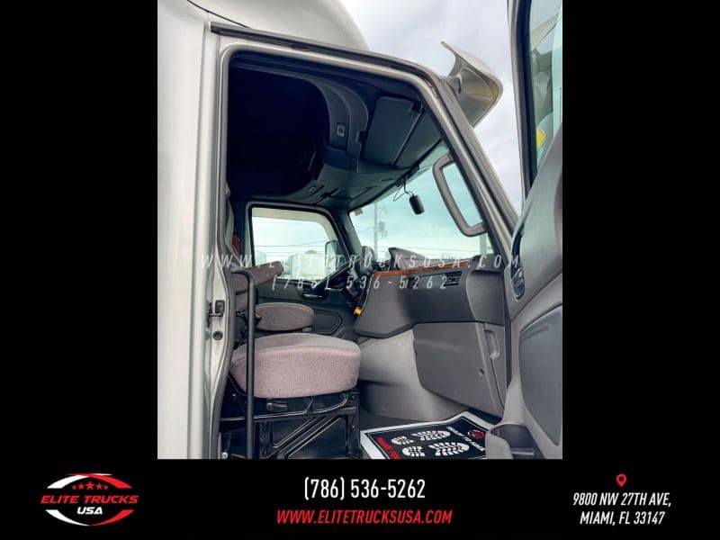 2020 International LT image 28
