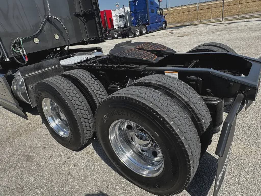 Used 2021 MACK Conventional - Sleeper Truck image 8