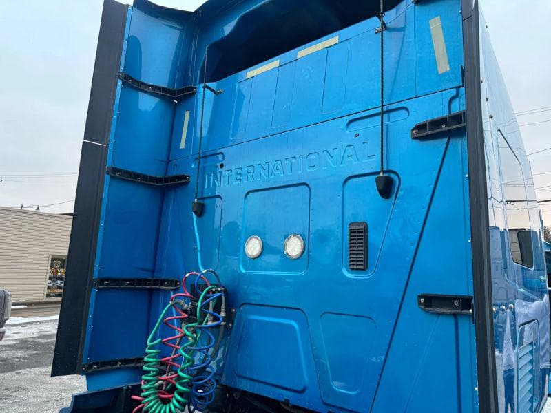 2019 International LT image 11