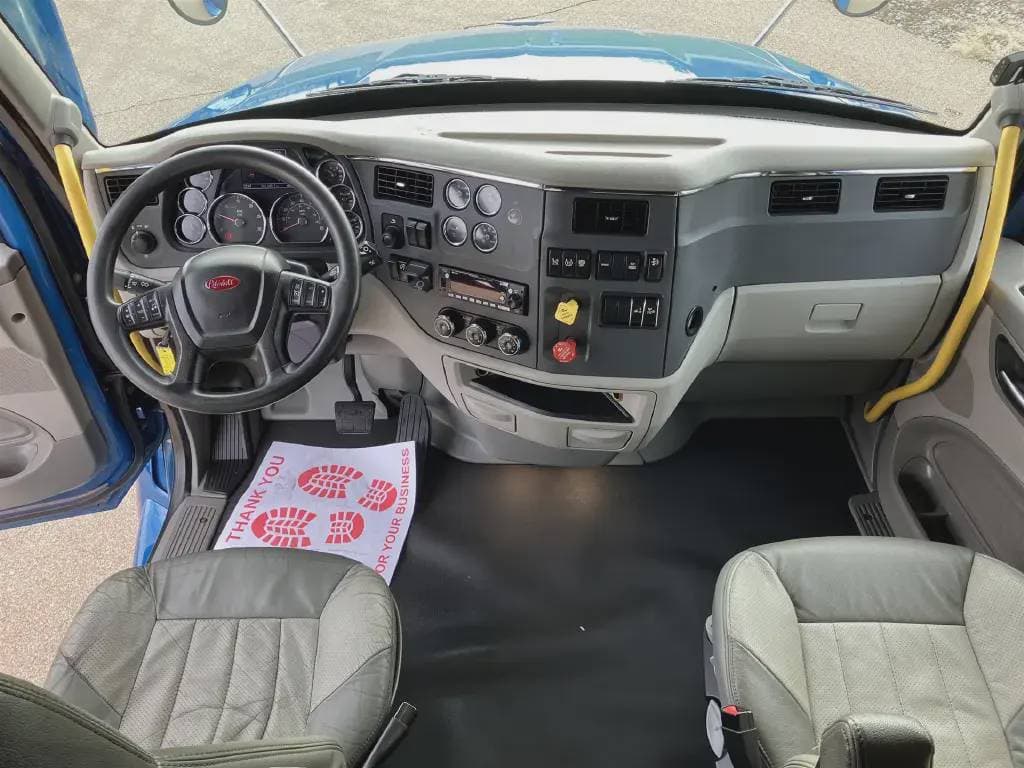 2022 Peterbilt 579 image 7