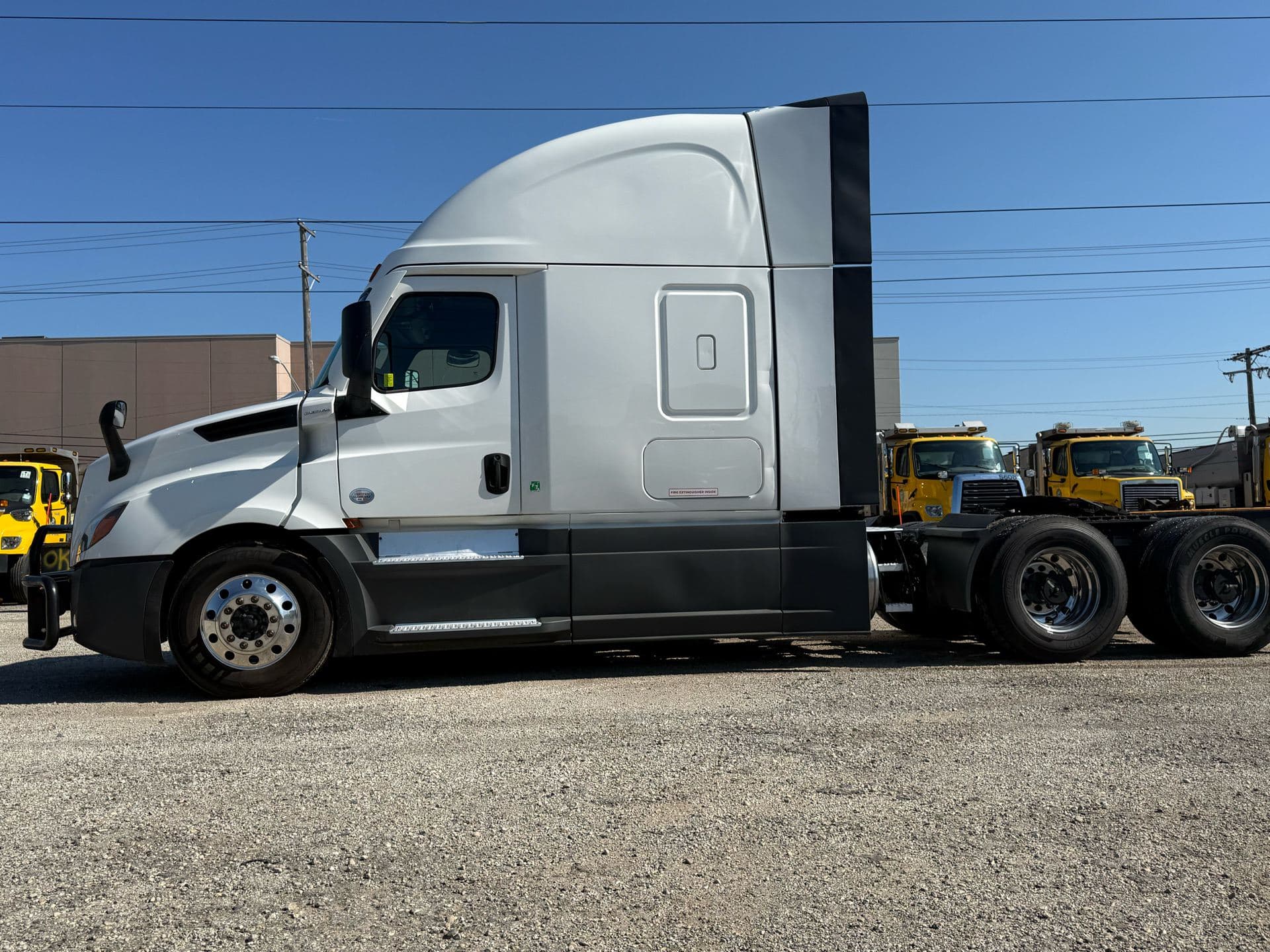 2023 Freightliner - 627k - 13,500 Hours! image 10