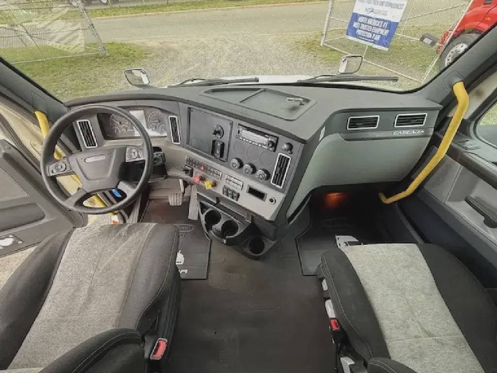 Used 2020 FREIGHTLINER Conventional - Sleeper Truck image 7