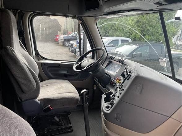 2016 Freightliner Cascadia image 12
