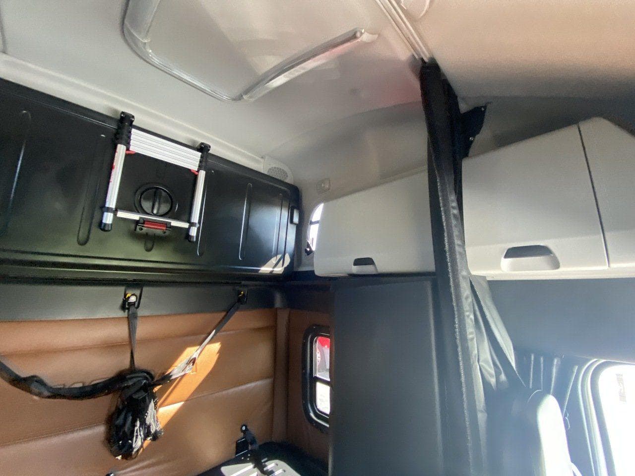 2021 FREIGHTLINER Cascadia CA126 Tandem Axle Sleeper image 15