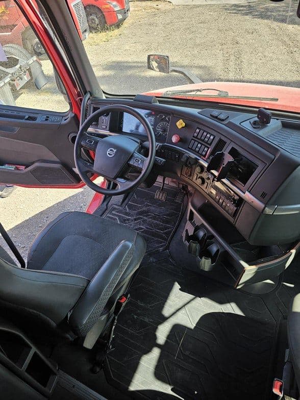 2023 Volvo VNL64T760 image 9