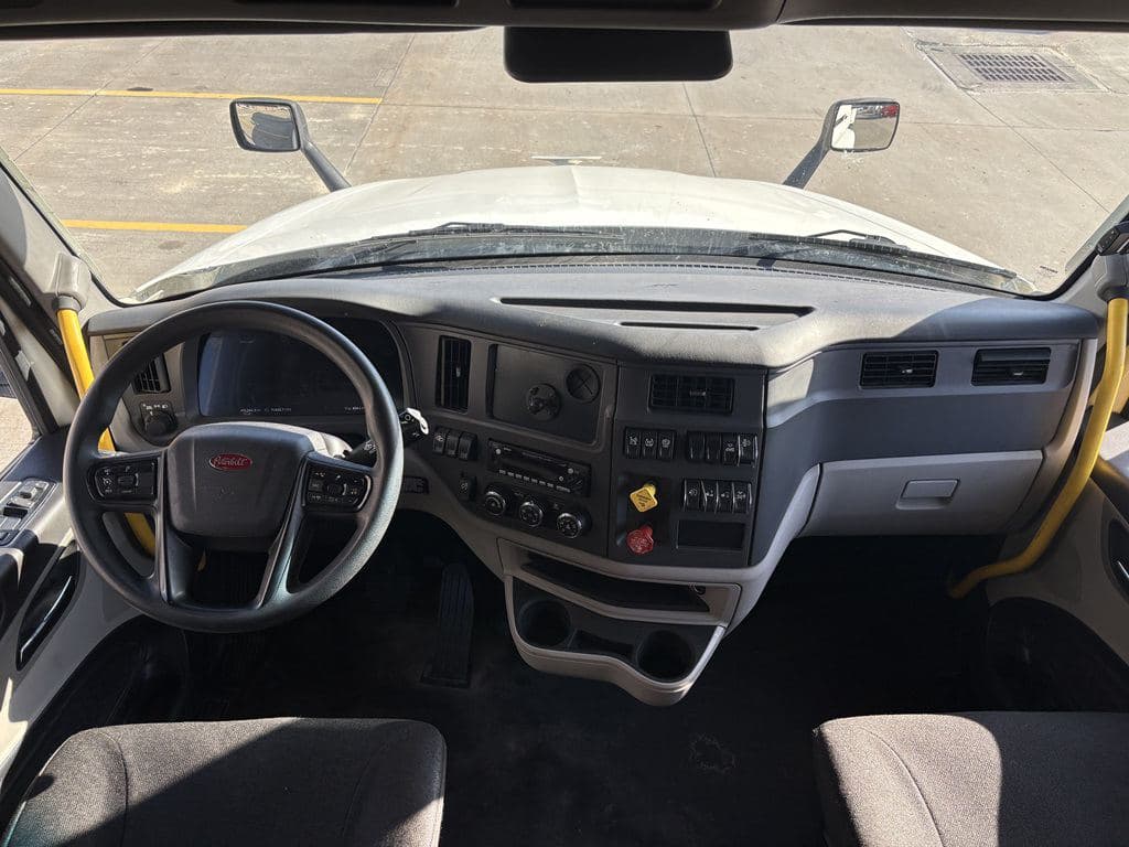Used 2024 PETERBILT 579 image 1