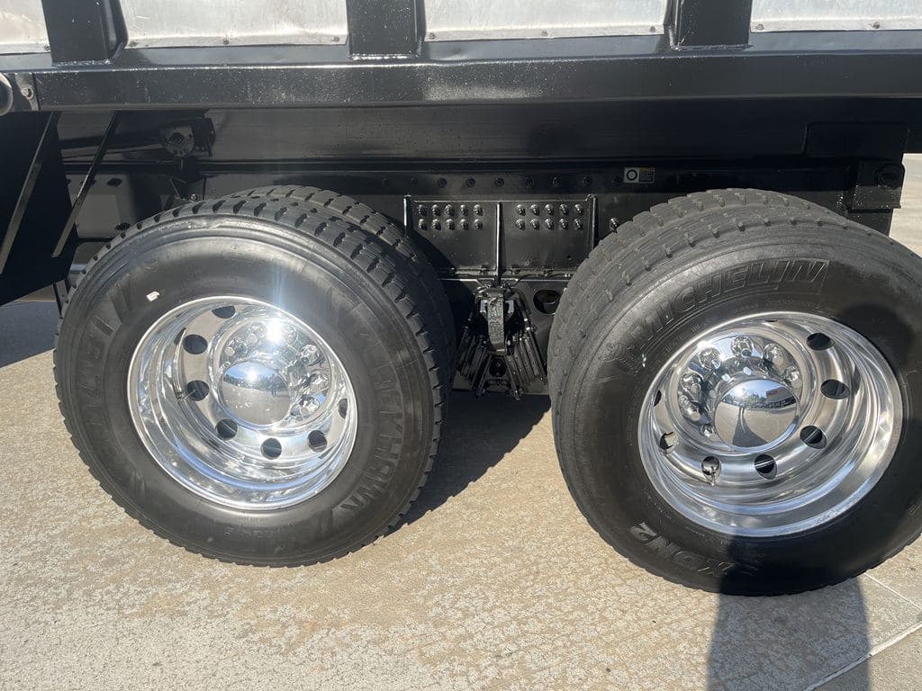 Used 2024 PETERBILT 389 image 23