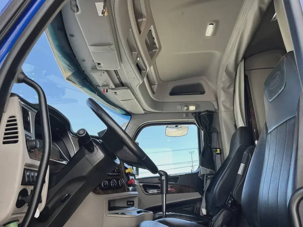 2025 Peterbilt 589 image 8