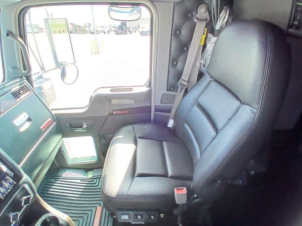 Used 2023 KENWORTH W900L image 17