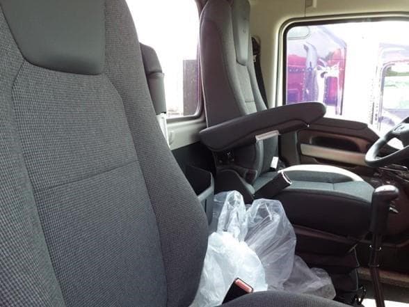 2026 Kenworth T880 image 17