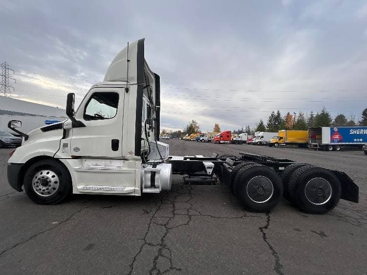 2019 Freightliner Cascadia 126 Day Cab Truck - 455HP, 12 Speed Automatic image 4