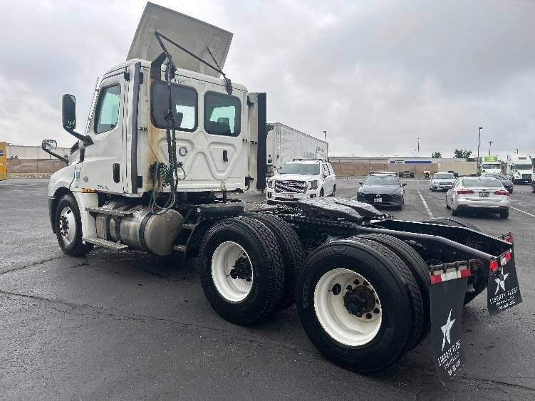 2021 Freightliner Cascadia image 10