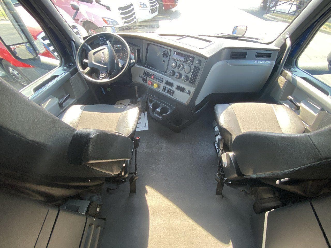 2020 FREIGHTLINER Cascadia CA126 Tandem Axle Sleeper image 15