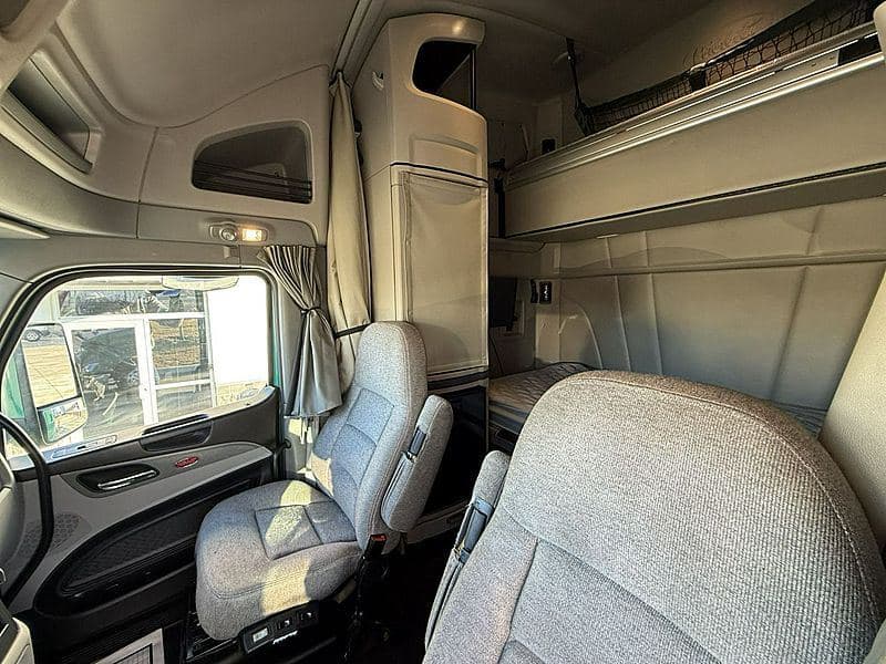 2023 Peterbilt 579 image 10