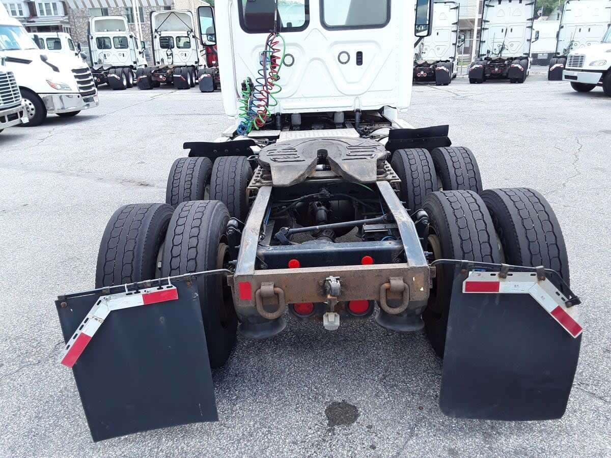 Used 2019 FREIGHTLINER Conventional - Day Cab - CASCADIA 125 image 7