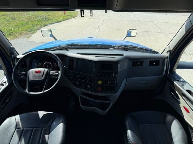 2023 Peterbilt 579 image 7